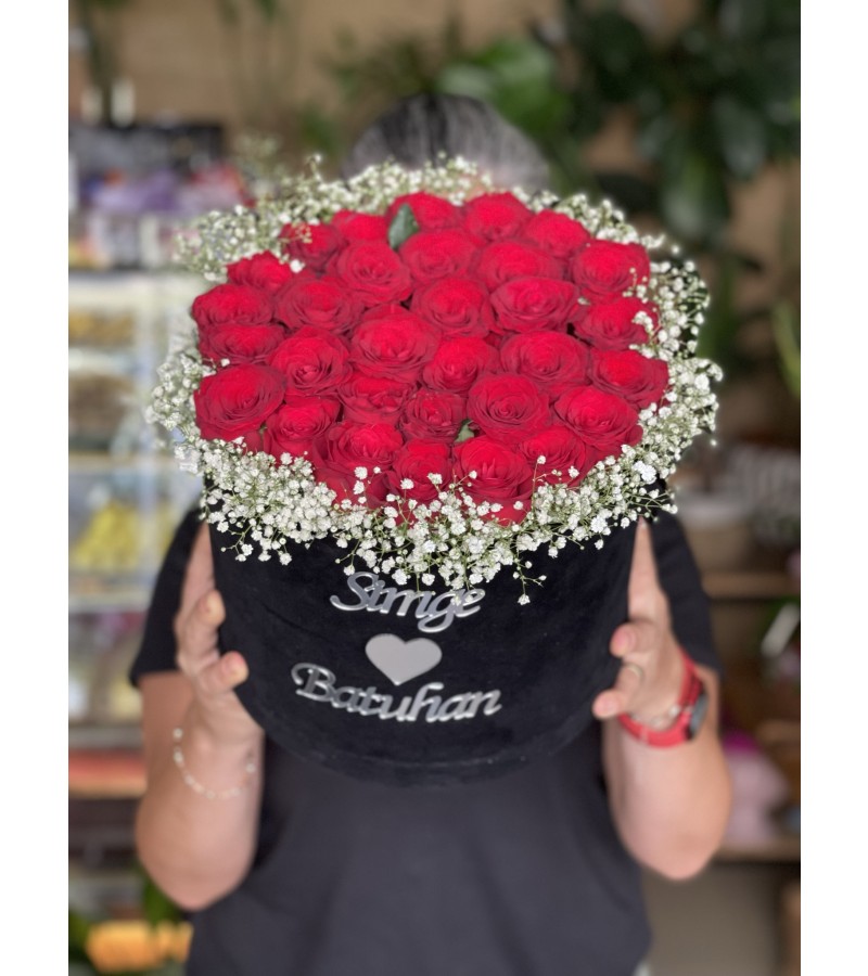 Kişiye Özel Kadife Siyah Kutuda Pleksi İsimli 31 Gül İle Söz&Nişan Çiçeği