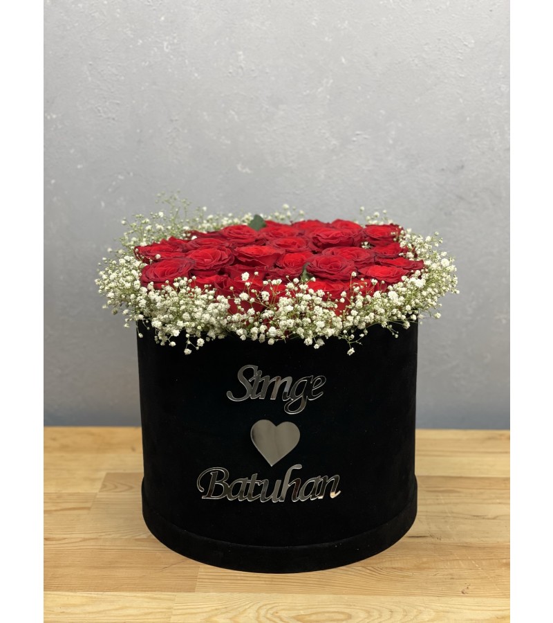 Kişiye Özel Kadife Siyah Kutuda Pleksi İsimli 31 Gül İle Söz&Nişan Çiçeği