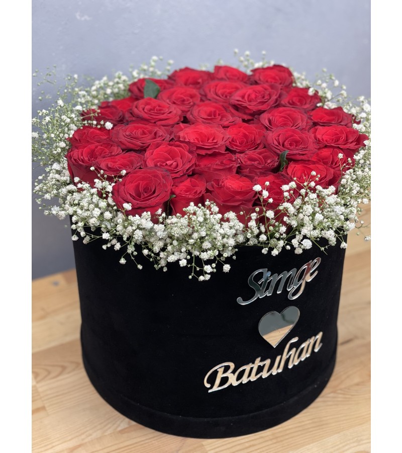Kişiye Özel Kadife Siyah Kutuda Pleksi İsimli 31 Gül İle Söz&Nişan Çiçeği