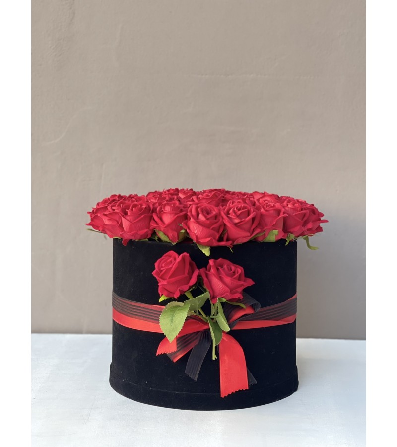 Siyah Kadife Kutuda 41 Yapay Gül & Gümüş Cam Çikolata Söz-Nişan Setimiz