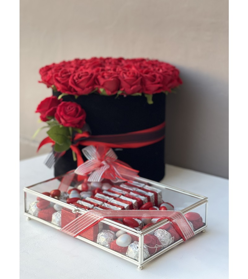 Siyah Kadife Kutuda 41 Yapay Gül & Gümüş Cam Çikolata Söz-Nişan Setimiz