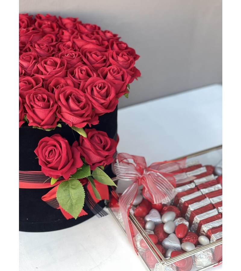 Siyah Kadife Kutuda 41 Yapay Gül & Gümüş Cam Çikolata Söz-Nişan Setimiz