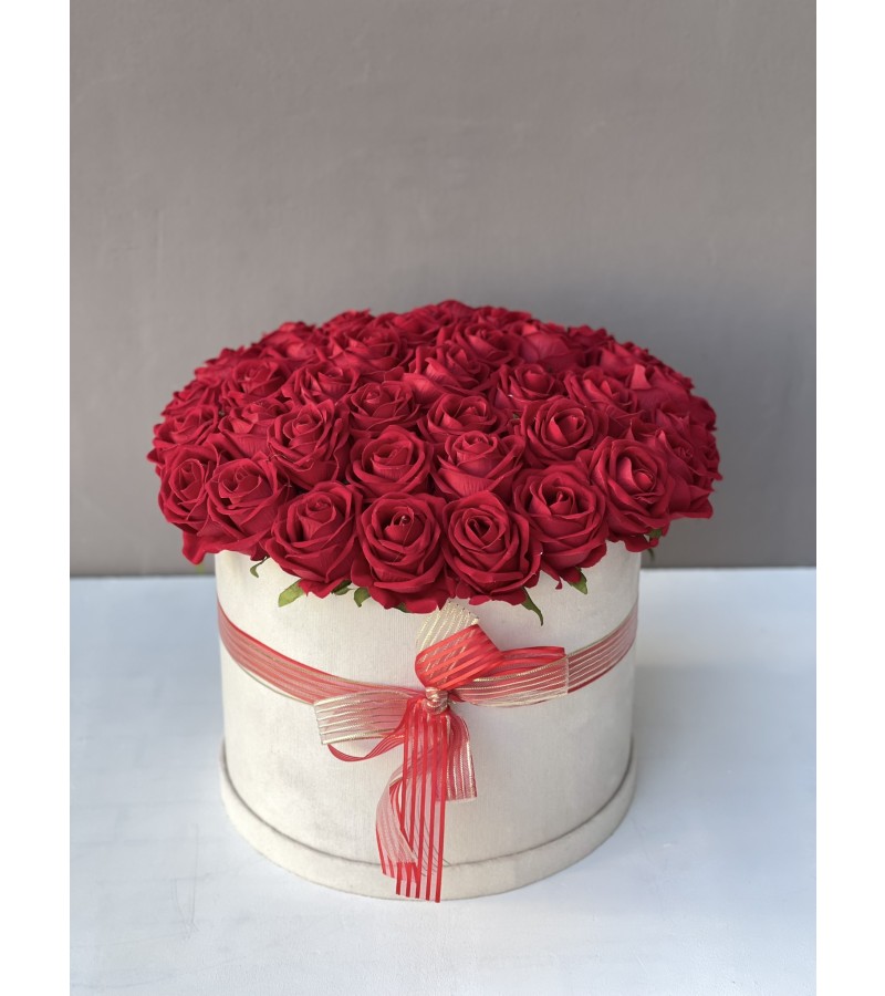 Krem Kadife Kutuda 41 Kırmızı Yapay Gül & Gold Bölmeli Çikolata Söz-Nişan Setimiz