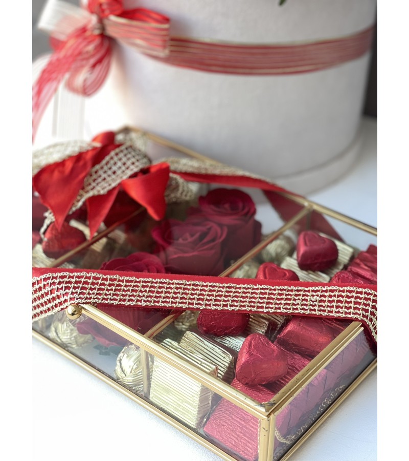 Krem Kadife Kutuda 41 Kırmızı Yapay Gül & Gold Bölmeli Çikolata Söz-Nişan Setimiz