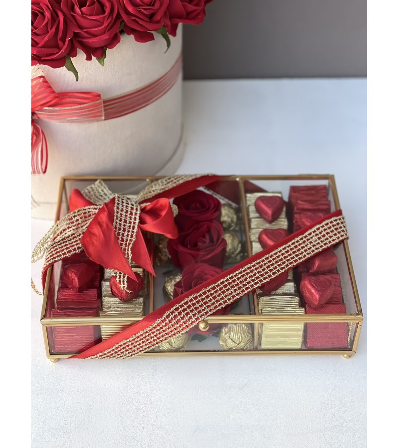 Krem Kadife Kutuda 41 Kırmızı Yapay Gül & Gold Bölmeli Çikolata Söz-Nişan Setimiz