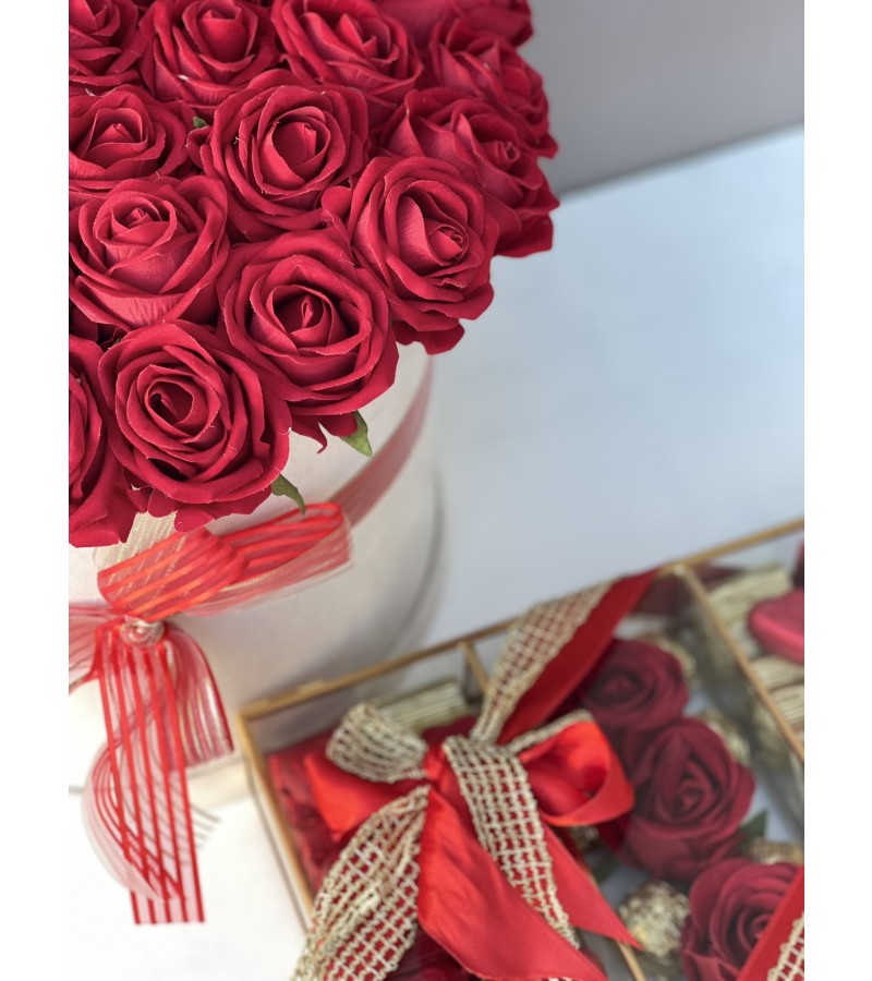 Krem Kadife Kutuda 41 Kırmızı Yapay Gül & Gold Bölmeli Çikolata Söz-Nişan Setimiz