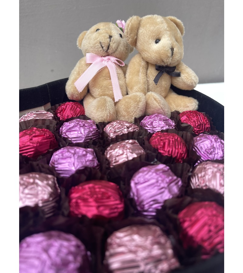 Pembe Çikolatalı Ayıcıklı Kalp Kadife Çikolata Kutusu