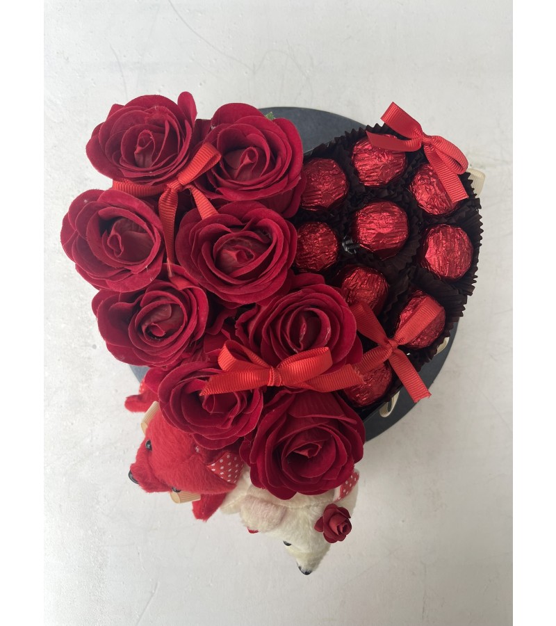 Yapay Çiçekli,Ayıcıklı Kalp Çikolata Kutusu