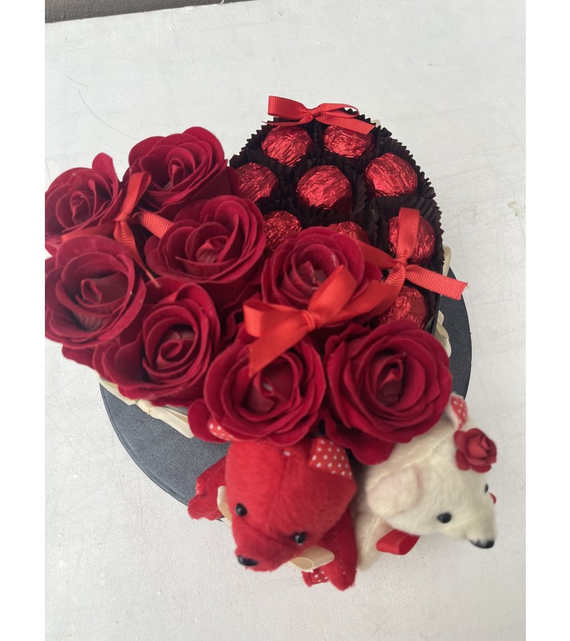 Yapay Çiçekli,Ayıcıklı Kalp Çikolata Kutusu