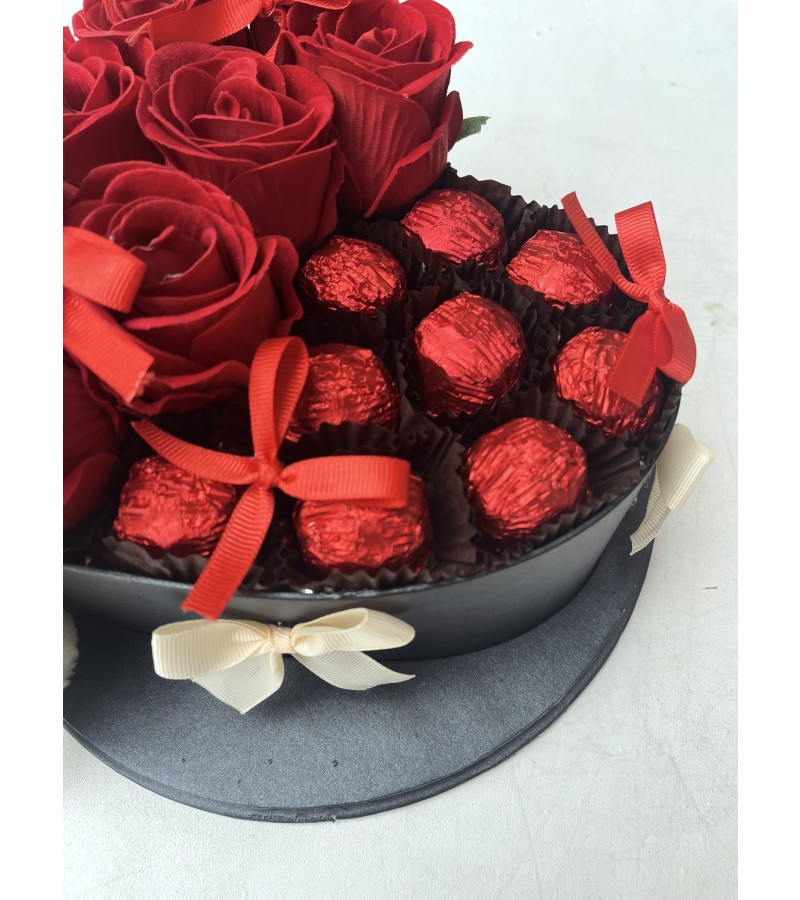 Yapay Çiçekli,Ayıcıklı Kalp Çikolata Kutusu