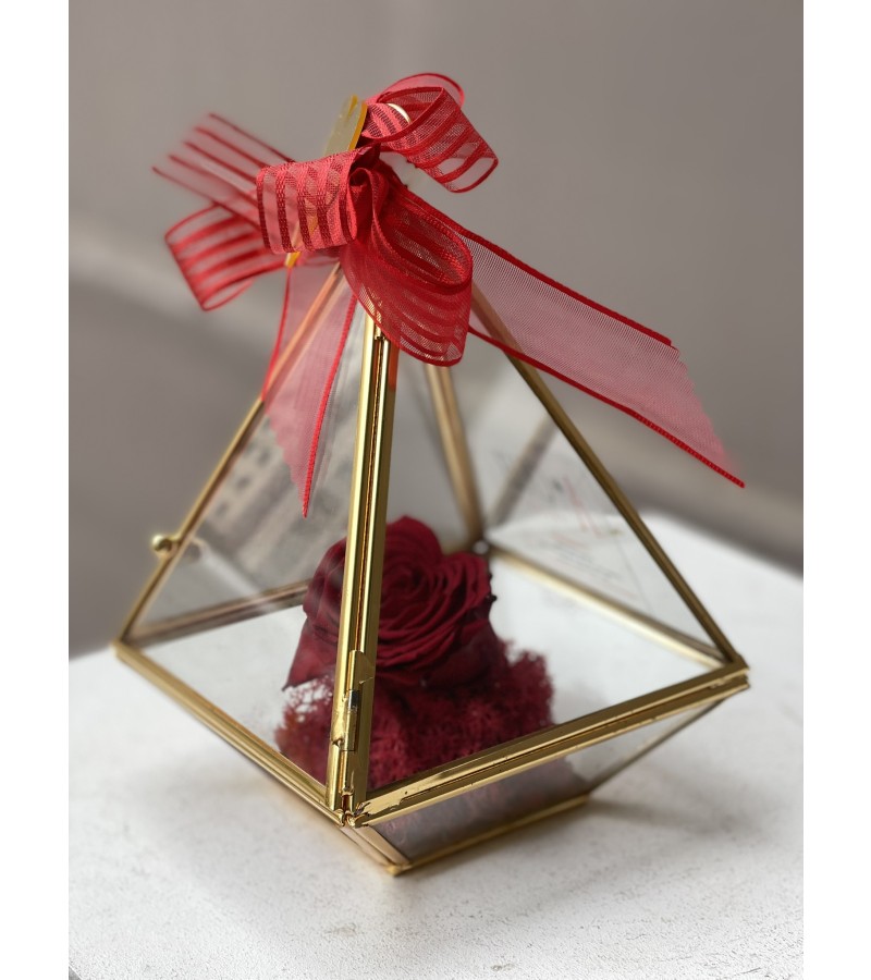 Gold Kenarlı Cam Prizma Fanusta Kırmızı Kalp Solmayan Gül
