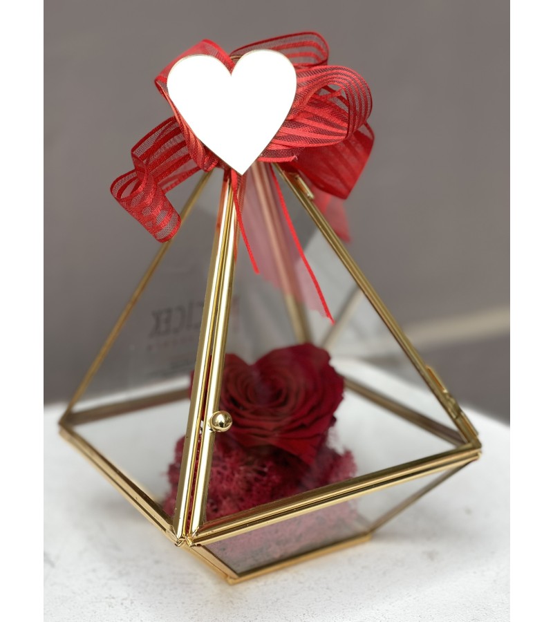 Gold Kenarlı Cam Prizma Fanusta Kırmızı Kalp Solmayan Gül