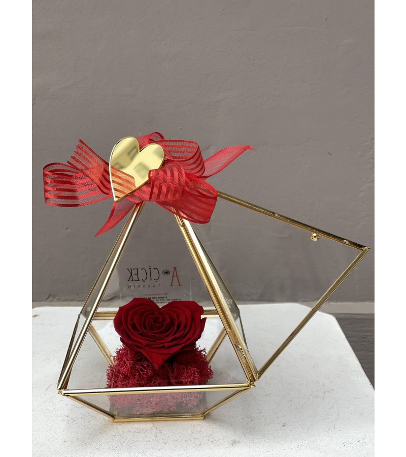 Gold Kenarlı Cam Prizma Fanusta Kırmızı Kalp Solmayan Gül