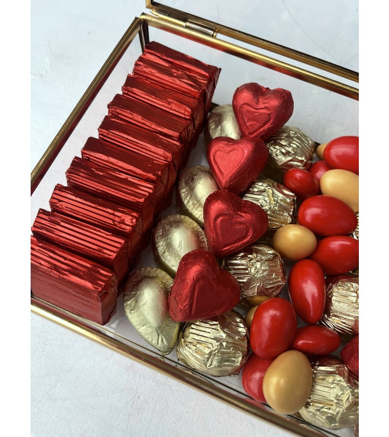 Cam Kutuda Kırmızı&Gold Kalpli Nişan Çikolata Kutusu