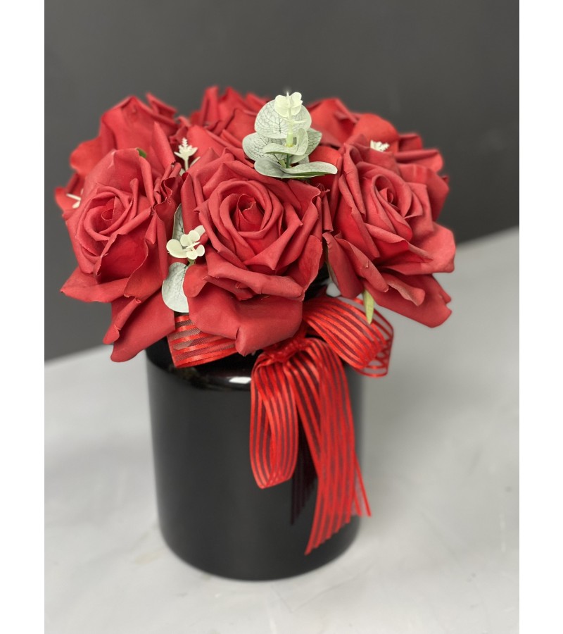 Islak Dokulu Siyah Vazoda Kırmızı Gül Aranjmanı