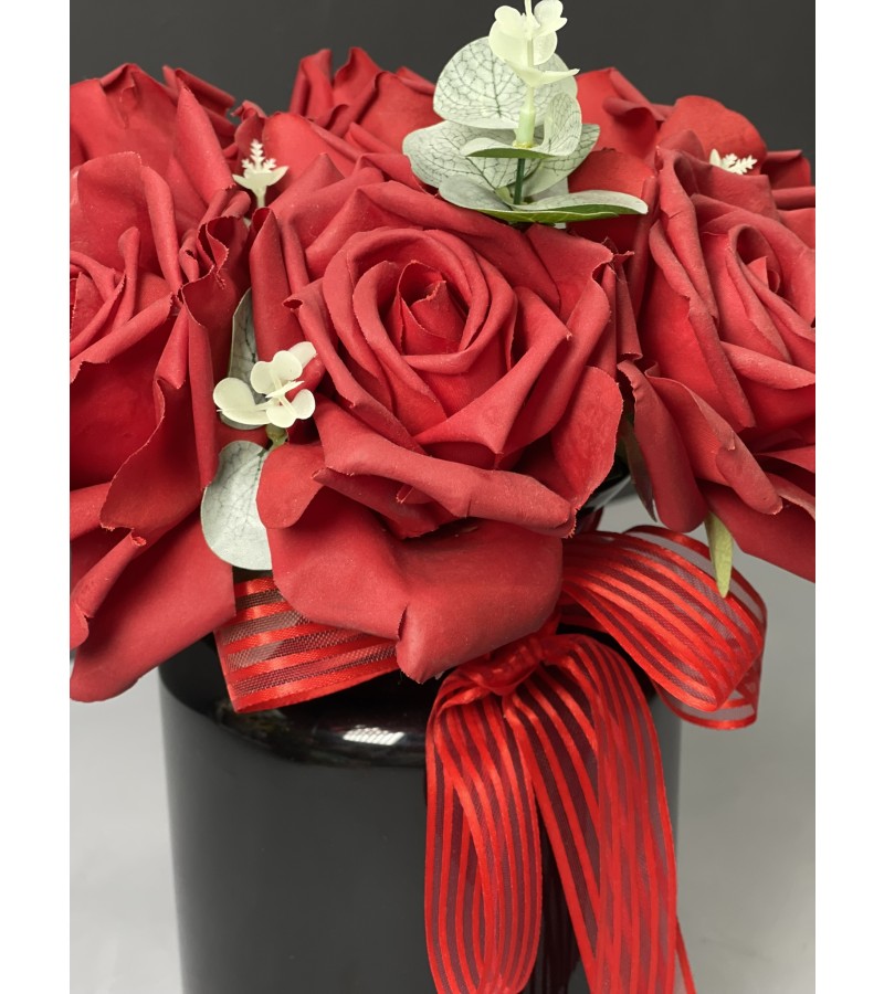 Islak Dokulu Siyah Vazoda Kırmızı Gül Aranjmanı