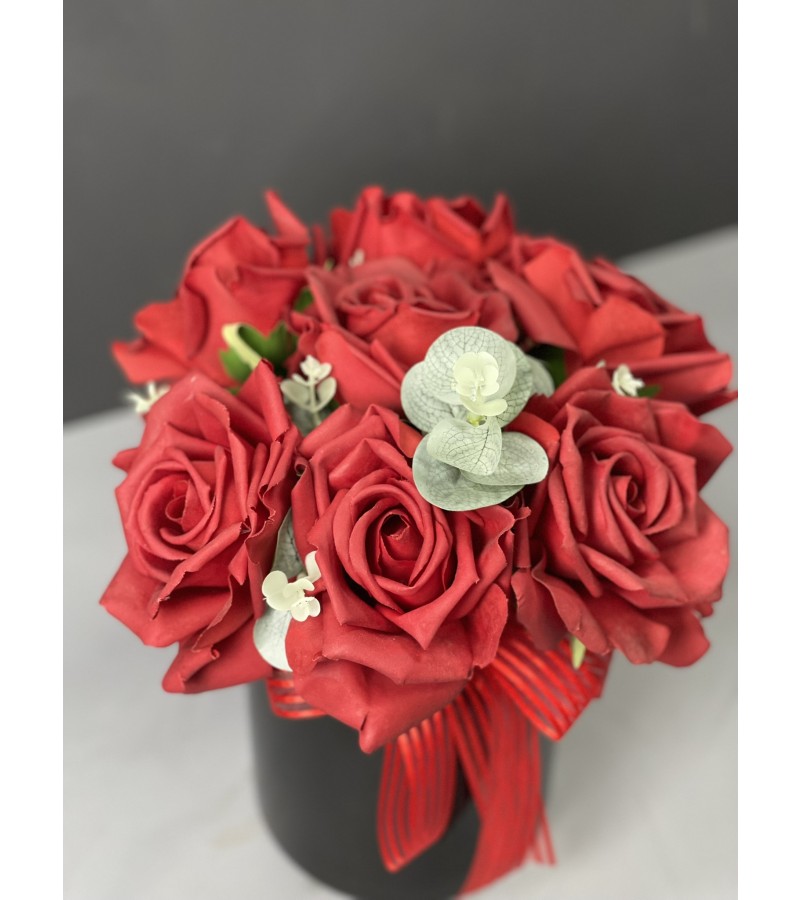 Islak Dokulu Siyah Vazoda Kırmızı Gül Aranjmanı