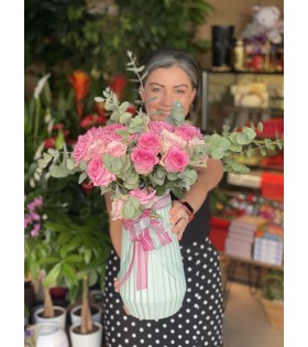 Şık Dekoratif Mint Vazoda İthal Pembe Güllü Exclusive Aranjmanımız