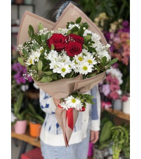 Aşkın Simgesi Kırmızı Güllerle Papatyanın Masumiyeti