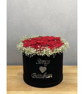 Kişiye Özel Kadife Siyah Kutuda Pleksi İsimli 31 Gül İle Söz&Nişan Çiçeği