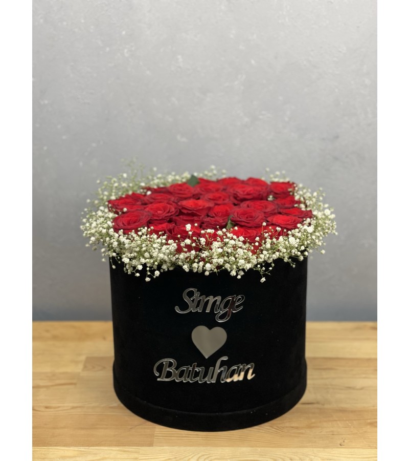 Kişiye Özel Kadife Siyah Kutuda Pleksi İsimli 31 Gül İle Söz&Nişan Çiçeği