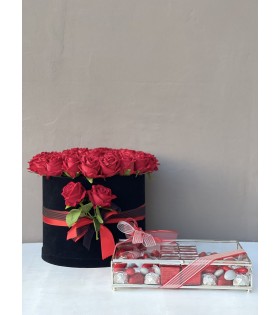 Siyah Kadife Kutuda 41 Yapay Gül & Gümüş Cam Çikolata Söz-Nişan Setimiz
