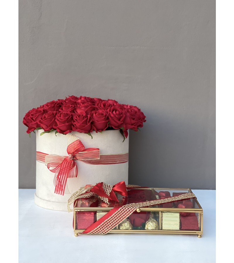 Krem Kadife Kutuda 41 Kırmızı Yapay Gül & Gold Bölmeli Çikolata Söz-Nişan Setimiz