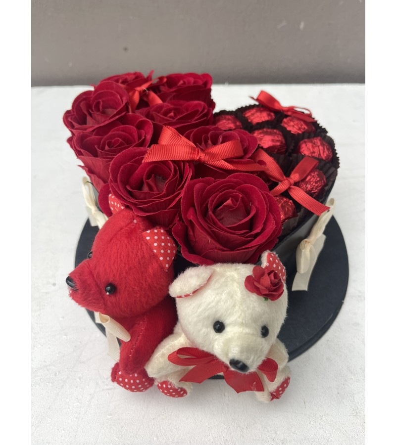 Yapay Çiçekli,Ayıcıklı Kalp Çikolata Kutusu