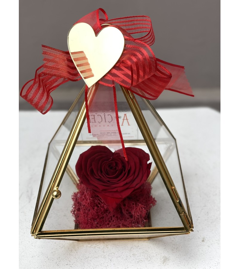 Gold Kenarlı Cam Prizma Fanusta Kırmızı Kalp Solmayan Gül