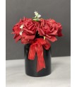 Islak Dokulu Siyah Vazoda Kırmızı Gül Aranjmanı