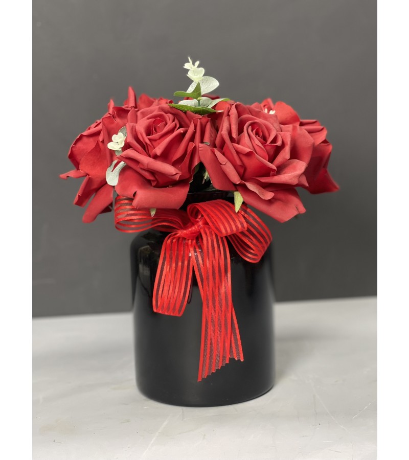 Islak Dokulu Siyah Vazoda Kırmızı Gül Aranjmanı